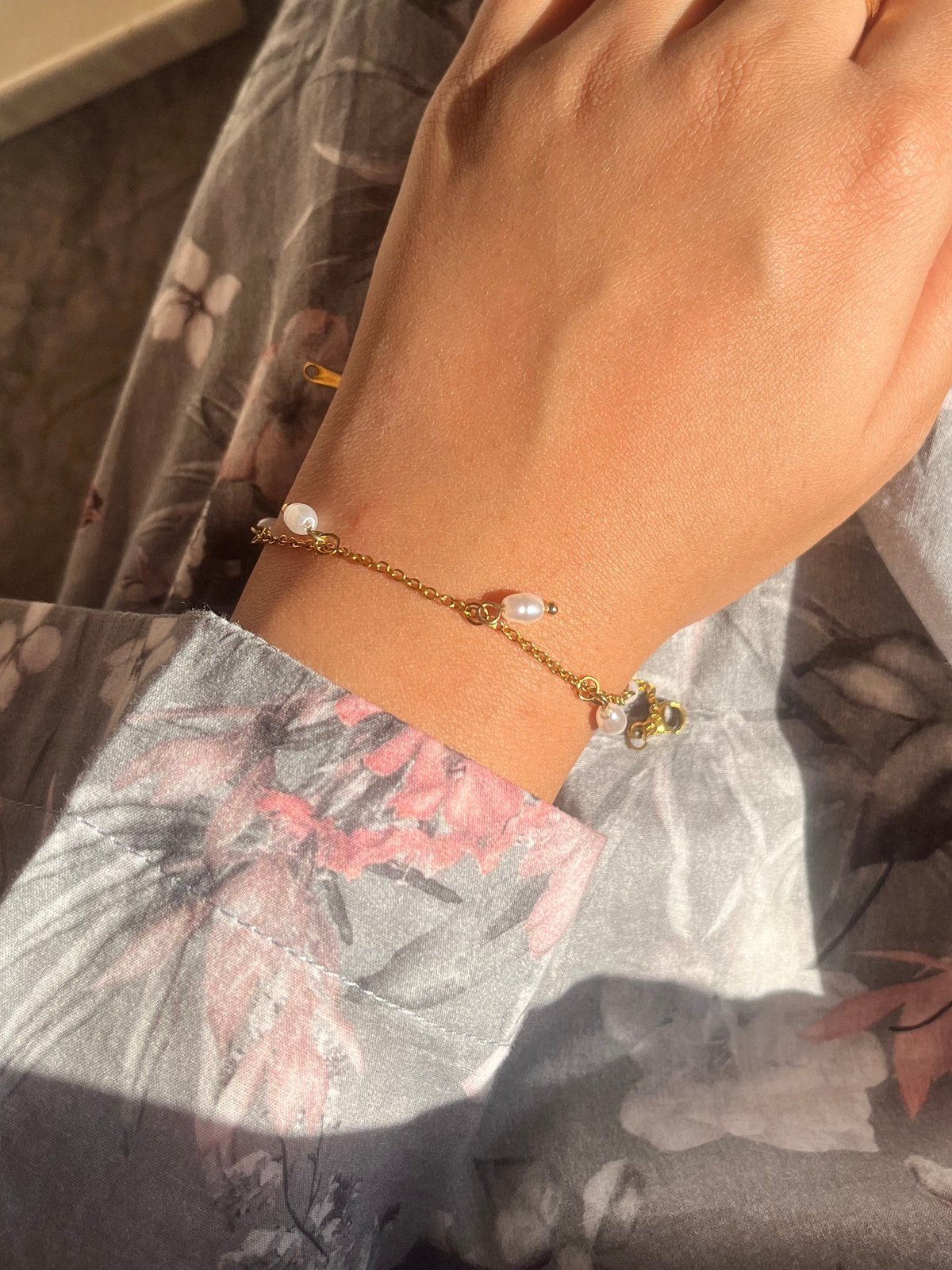 Hanging pearl bracelet